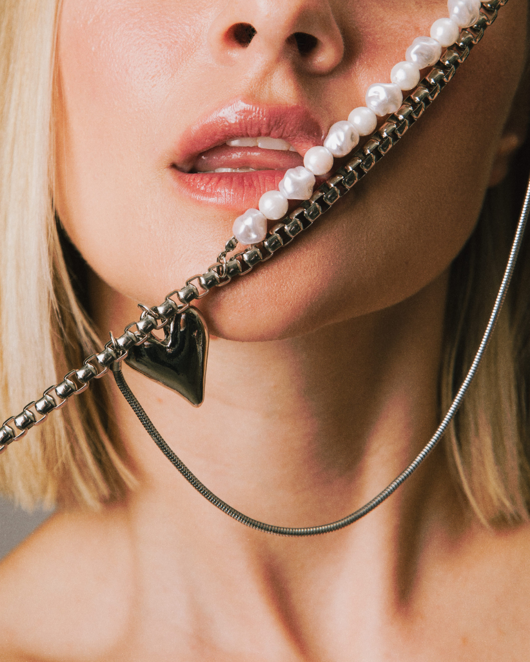 CHUNKY PEARL DETAIL HEART PENDANT NECKLACE