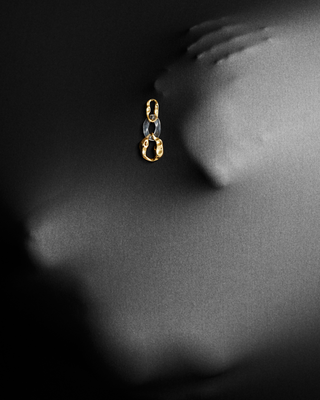 HAMMERED GOLD ACRYLIC EARRING