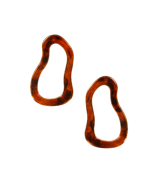 Oblique statement earring in tortoise resin with an abstract sculptural shape